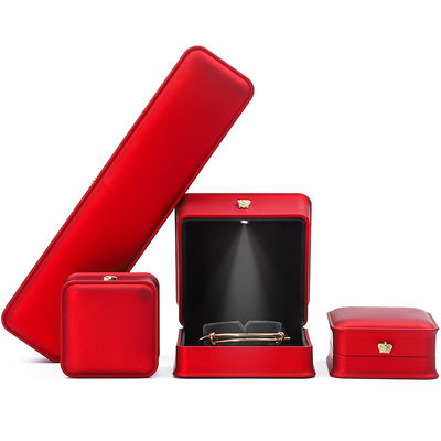 Des boîtes à bijoux de couleur rouge, des boîtes à bijoux avec logo personnalisé