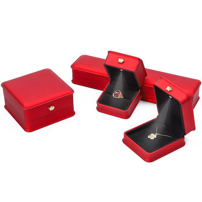 Des boîtes à bijoux de couleur rouge, des boîtes à bijoux avec logo personnalisé