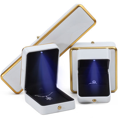 acheter Luxe haut de gamme Light Up Jewelry Box Jewelry Storage Case Avec intérieur en velours doux online manufacture