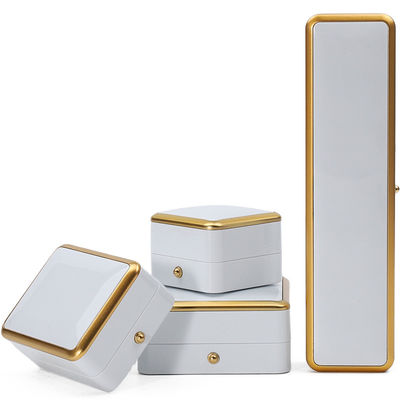 Luxe haut de gamme Light Up Jewelry Box Jewelry Storage Case Avec intérieur en velours doux