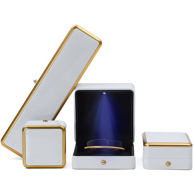 Luxe haut de gamme Light Up Jewelry Box Jewelry Storage Case Avec intérieur en velours doux