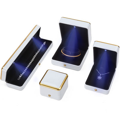 Luxe haut de gamme Light Up Jewelry Box Jewelry Storage Case Avec intérieur en velours doux