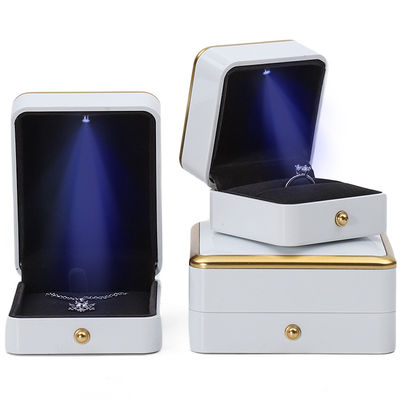 Luxe haut de gamme Light Up Jewelry Box Jewelry Storage Case Avec intérieur en velours doux
