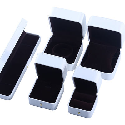 Boîte blanche en cuir en PU pour les bijoux et les boucles d'oreilles de collier de mariage 9.5*9.5*6cm