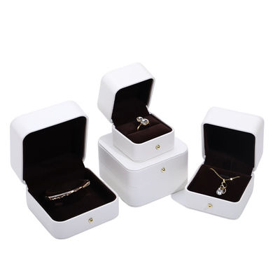 Boîte blanche en cuir en PU pour les bijoux et les boucles d'oreilles de collier de mariage 9.5*9.5*6cm