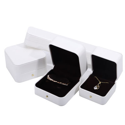Boîte blanche en cuir en PU pour les bijoux et les boucles d'oreilles de collier de mariage 9.5*9.5*6cm