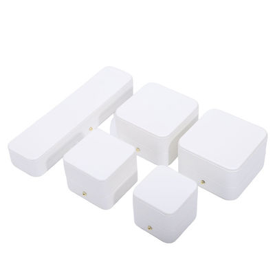 Boîte blanche en cuir en PU pour les bijoux et les boucles d'oreilles de collier de mariage 9.5*9.5*6cm