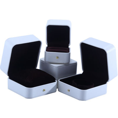 Boîte blanche en cuir en PU pour les bijoux et les boucles d'oreilles de collier de mariage 9.5*9.5*6cm