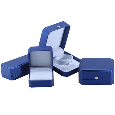 Boîte de rangement de bijoux en forme de couronne personnalisée en cuir bleu PU pour bagues et accessoires