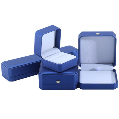 Boîte de rangement de bijoux en forme de couronne personnalisée en cuir bleu PU pour bagues et accessoires
