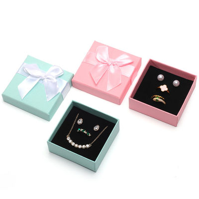 Logo personnalisé de luxe Petit carton bijoux de stockage Boîte de papier d'emballage Matériau de velours