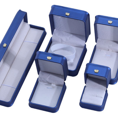Logo personnalisé PU Design de la couronne de cuir Jewelry Box Set pour le bracelet bleu Collier Ring