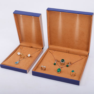 19x19x4cm Blue Velvet PU Leather Jewelry Gift Box avec lumière LED et revêtement en velours