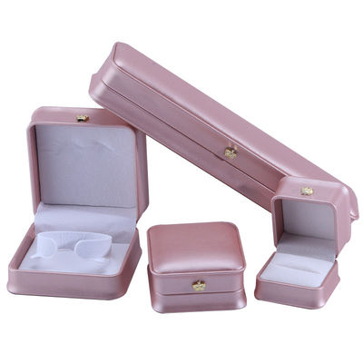 Des bijoux en cuir en PU de luxe, en or, avec un anneau de collier.