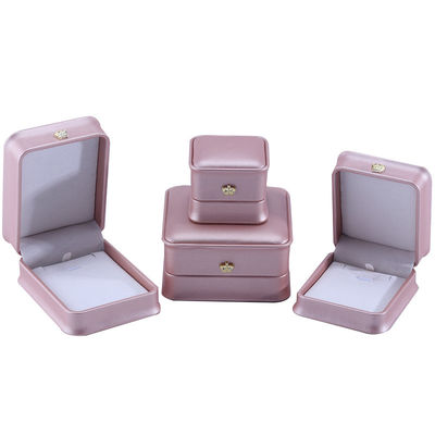 Des bijoux en cuir en PU de luxe, en or, avec un anneau de collier.