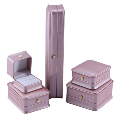 Des bijoux en cuir en PU de luxe, en or, avec un anneau de collier.