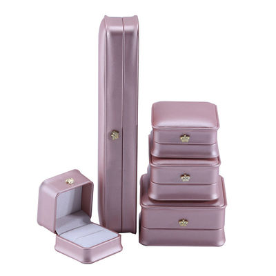 Des bijoux en cuir en PU de luxe, en or, avec un anneau de collier.