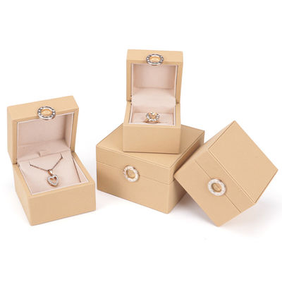acheter Logo d'estampage à chaud personnalisé Four-Leaf Clover PU Box de bijoux en cuir pour les bagues de taille personnalisée online manufacture