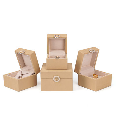 Logo d'estampage à chaud personnalisé Four-Leaf Clover PU Box de bijoux en cuir pour les bagues de taille personnalisée