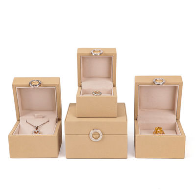 Logo d'estampage à chaud personnalisé Four-Leaf Clover PU Box de bijoux en cuir pour les bagues de taille personnalisée