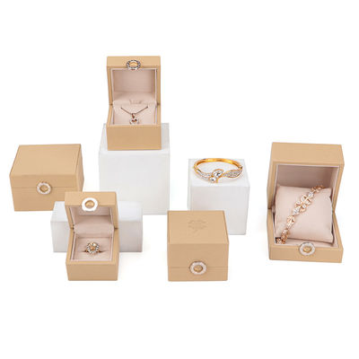 Logo d'estampage à chaud personnalisé Four-Leaf Clover PU Box de bijoux en cuir pour les bagues de taille personnalisée