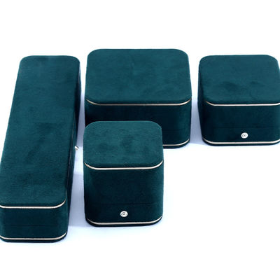 Taille personnalisée et logo personnalisé Boîte de bijoux en velours vert pour bracelet Collier Ring