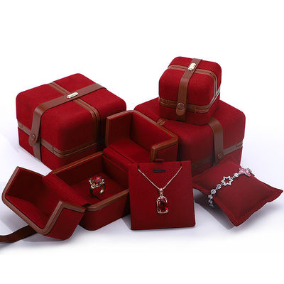Boîte à bijoux en cuir en PU pour logo personnalisé Boucles d'oreilles rouges Bracelet Collier Bague d'emballage