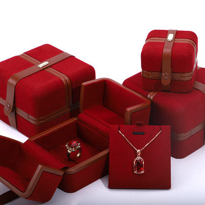 Boîte à bijoux en cuir en PU pour logo personnalisé Boucles d'oreilles rouges Bracelet Collier Bague d'emballage