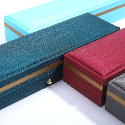 Logo personnalisé Boîte de bijoux en cuir PU pour bague de mariage Collier Bracelet de Hanhong