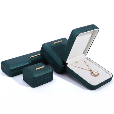 Boîte de bijoux en velours en cuir en PU rouge personnalisée pour l'emballage de boucles d'oreilles et de pendentifs