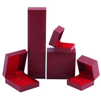 Fabrication de gros Luxe carré Joaillerie Boîte personnalisée personnalisée haut de gamme Collier Bracelet Boucles d'oreilles Ensemble de bijoux d'anneau Emballage papier carton flip rouge Boîte à bijoux avec logo