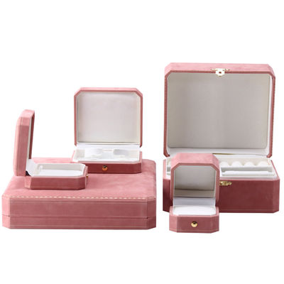Boîte à bijoux rectangulaire en velours rose pour ensemble de bracelets à motifs de luxe avec logo personnalisé