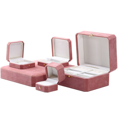 Boîte à bijoux rectangulaire en velours rose pour ensemble de bracelets à motifs de luxe avec logo personnalisé