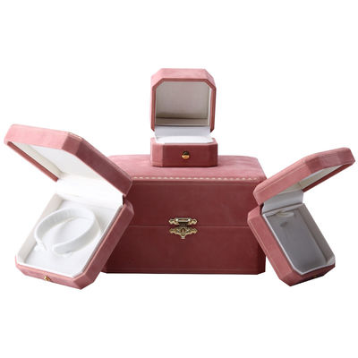 Boîte à bijoux rectangulaire en velours rose pour ensemble de bracelets à motifs de luxe avec logo personnalisé