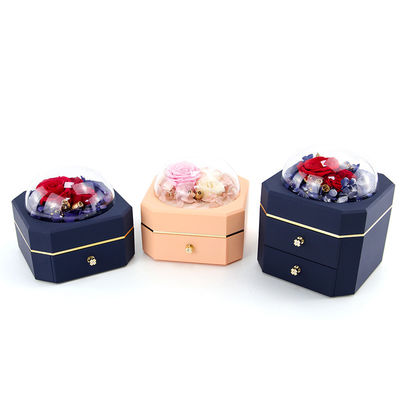 Boîte à fleurs, bijoux, collier, bague, bijoux avec des roses, surprise pour la Saint-Valentin.