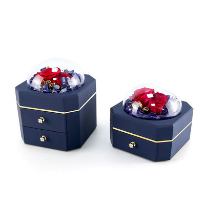 Boîte à fleurs, bijoux, collier, bague, bijoux avec des roses, surprise pour la Saint-Valentin.