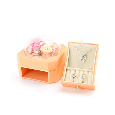 Boîte à fleurs, bijoux, collier, bague, bijoux avec des roses, surprise pour la Saint-Valentin.