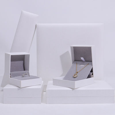 Boîte à bijoux en carton faite à la main en forme de rectangle