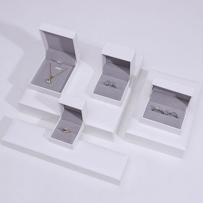 Boîte à bijoux en carton faite à la main en forme de rectangle