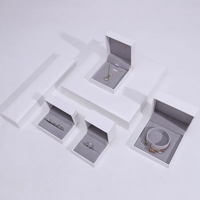 Boîte à bijoux en carton faite à la main en forme de rectangle