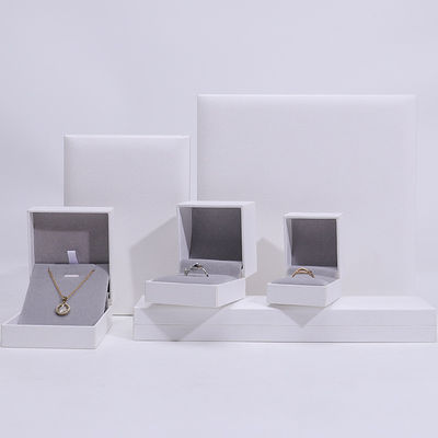 Boîte à bijoux en carton faite à la main en forme de rectangle