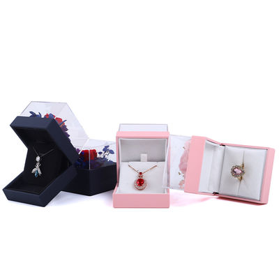 La boîte de collier de rose de luxe pour une présentation captivante