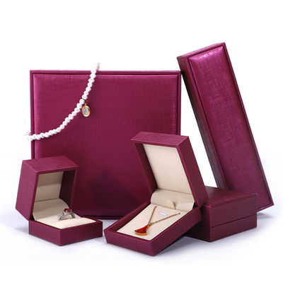 Chine fabrication en gros de bijoux de luxe Boîte d'emballage personnalisée haut de gamme Collier Bracelet Boucle d'oreille Emballage rose Rouge Pu Boîte de bijoux en cuir avec logo