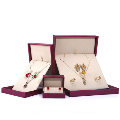 Chine fabrication en gros de bijoux de luxe Boîte d'emballage personnalisée haut de gamme Collier Bracelet Boucle d'oreille Emballage rose Rouge Pu Boîte de bijoux en cuir avec logo