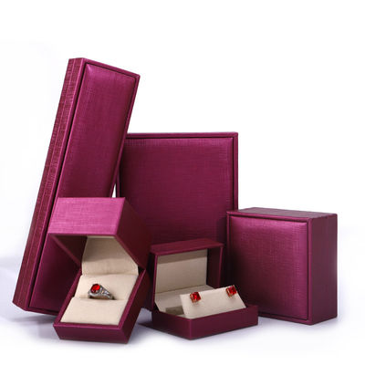 Chine fabrication en gros de bijoux de luxe Boîte d'emballage personnalisée haut de gamme Collier Bracelet Boucle d'oreille Emballage rose Rouge Pu Boîte de bijoux en cuir avec logo