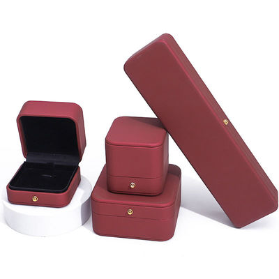 Boîte d'emballage de rangement de bijoux en cuir en PU avec bouton doré