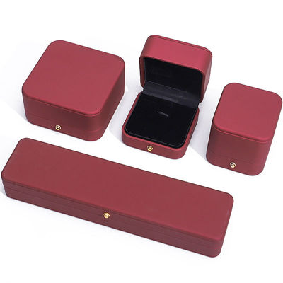 Boîte d'emballage de rangement de bijoux en cuir en PU avec bouton doré