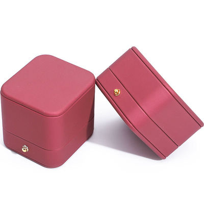 Boîte d'emballage de rangement de bijoux en cuir en PU avec bouton doré