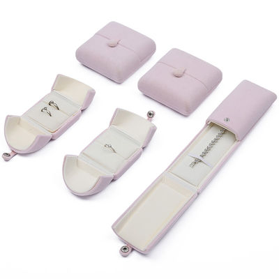 Boîte à bijoux en velours violet savoureux en forme de coquille avec bouton de fermeture