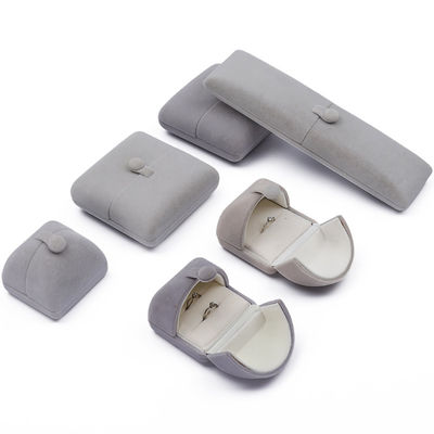 Boîte à bijoux en velours gris en forme de coquille attractive